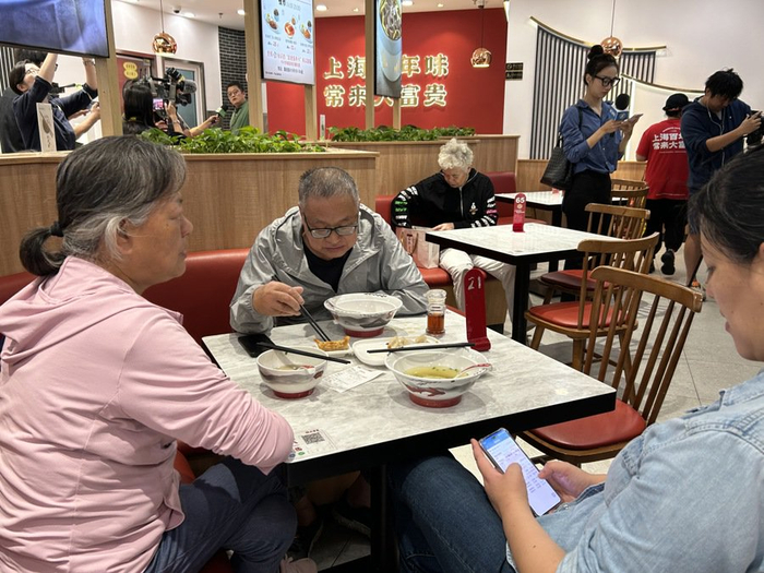 黄浦老人在老字号长者食堂用餐