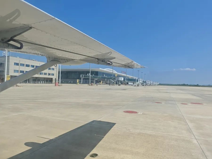 固定翼飞机停靠在芜宣机场，受访者供图