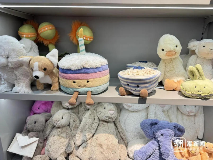 店里的生日蛋糕玩偶 俞倩玮/摄