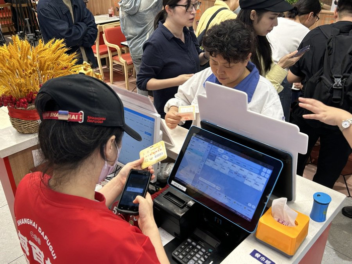 黄浦老年人可凭在社区申领的“五边十色”助老服务卡享受长者餐厅85折优惠