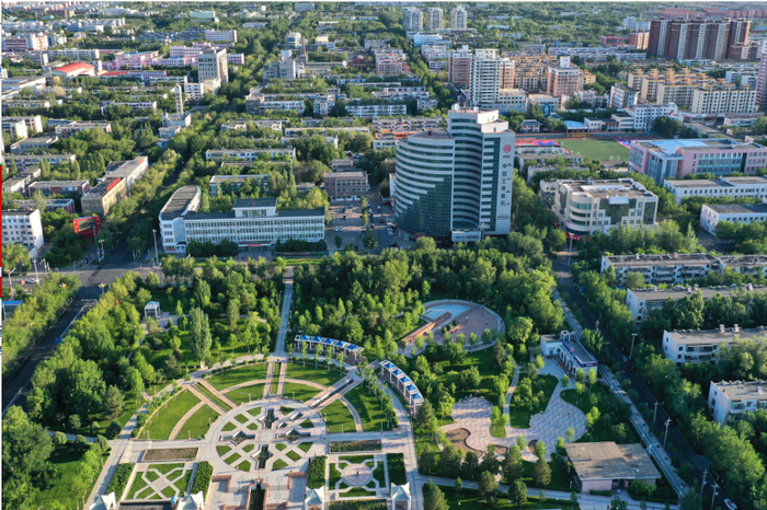 实施“大绿化”工程后的克拉玛依老城区。  李浩然 摄