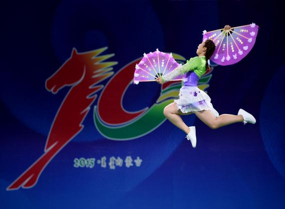 2015年8月13日，第十届全国少数民族传统体育运动会室内表演项目比赛在鄂尔多斯市体育中心体育馆上演。新华社记者 王鹏 摄