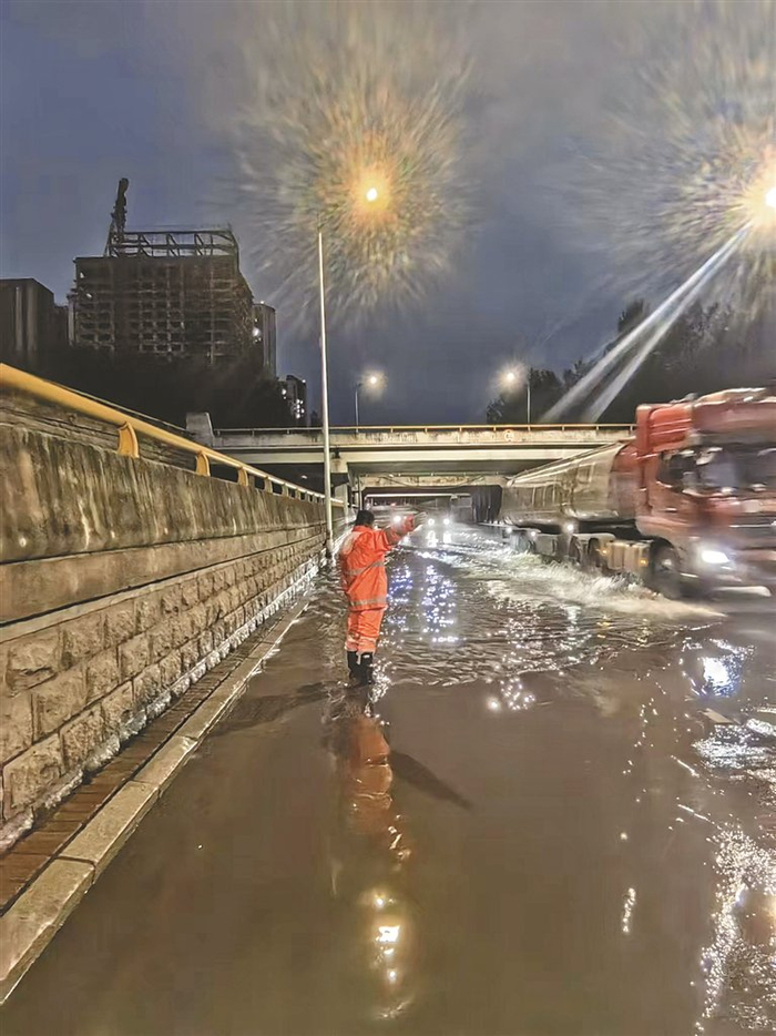 指挥车辆迅速驶离桥涵深水区域。