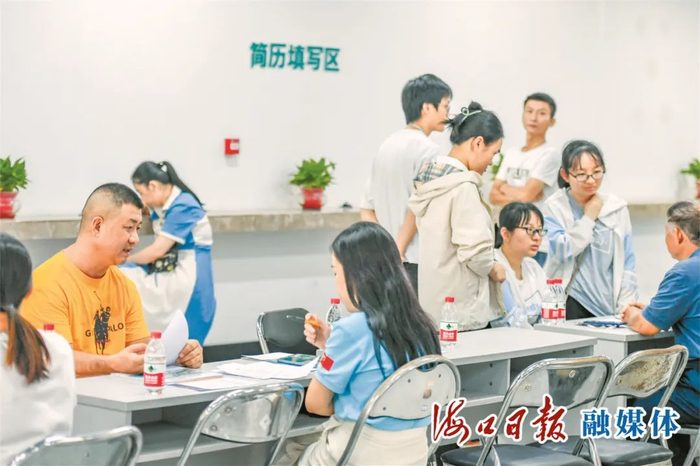 　　2024年海口市百日千万招聘专项活动——“职引未来 筑梦青春”专场招聘会。海口日报融媒体记者 孙士杰 摄