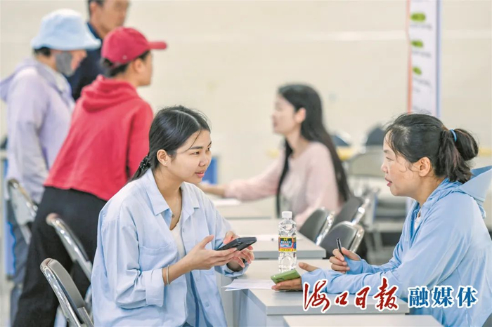 　　10月9日，海口市人力资源市场“金秋招聘月”公益人才双选会现场。海口日报融媒体记者 孙士杰 摄