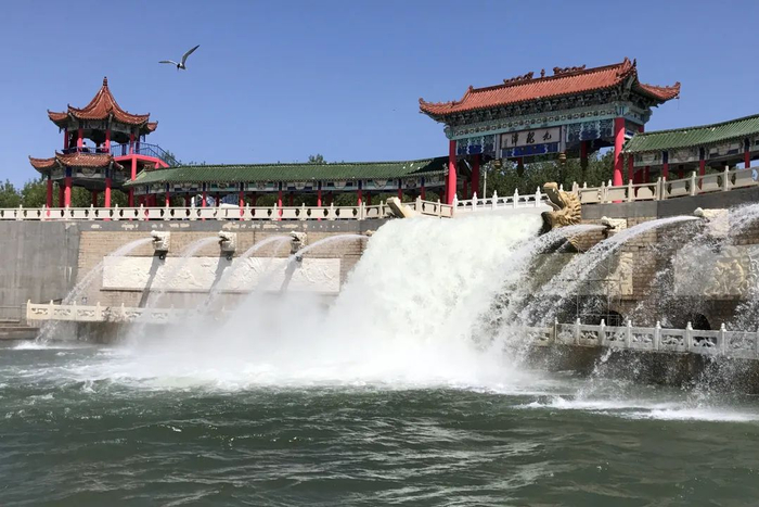 九龙潭是克拉玛依河的源头所在，8米高的人工瀑布蔚为壮观。 闵勇 摄