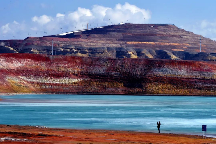 由采矿坑口改造而成的金龙湖生态公园。 闵勇 摄