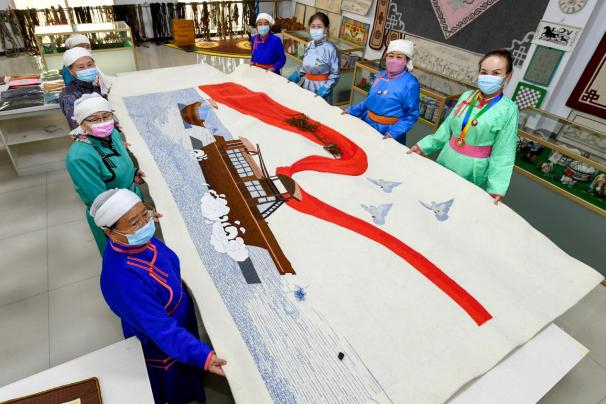 2021年3月4日，在苏尼特左旗非物质文化遗产保护中心，8名绣娘展示正在制作的作品《一叶红船映初心》。新华社记者 贝赫 摄