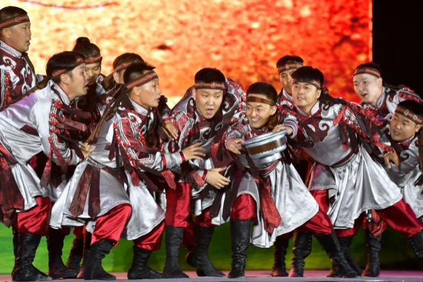 2020年7月12日，演员在呼伦贝尔夏季旅游“云”发布会暨精品演绎、文创、非遗惠民展演活动上表演舞蹈。新华社记者 贝赫 摄