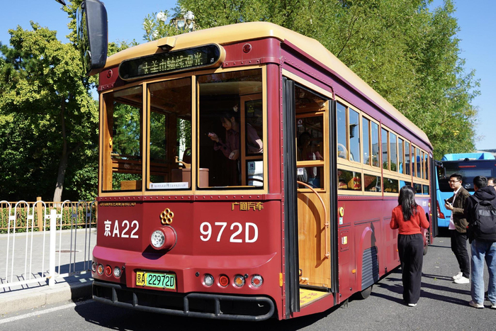 乘仿古铛铛车 赏大美中轴线 ringing through time: sightseeing on a