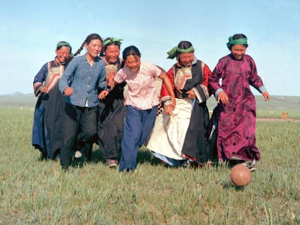 1965年7月19日，扎鲁特旗乌兰牧骑队员在演出之余，同牧民一起玩球。新华社记者 宝音朝克图 摄