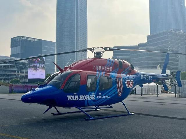 执飞黄浦江游览航线的贝尔429，刘畅 摄