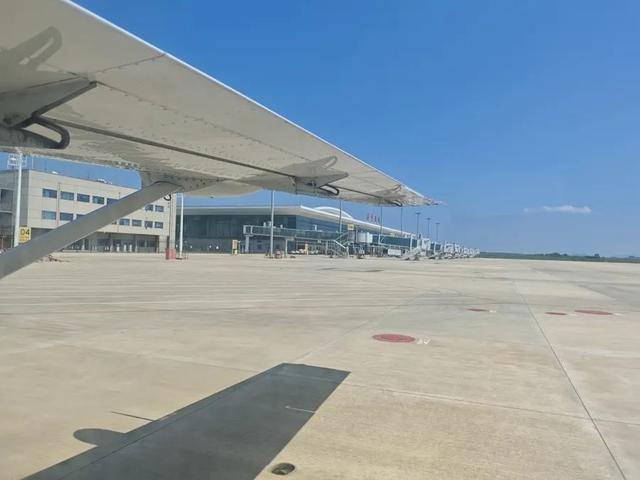 固定翼飞机停靠在芜宣机场，受访者供图