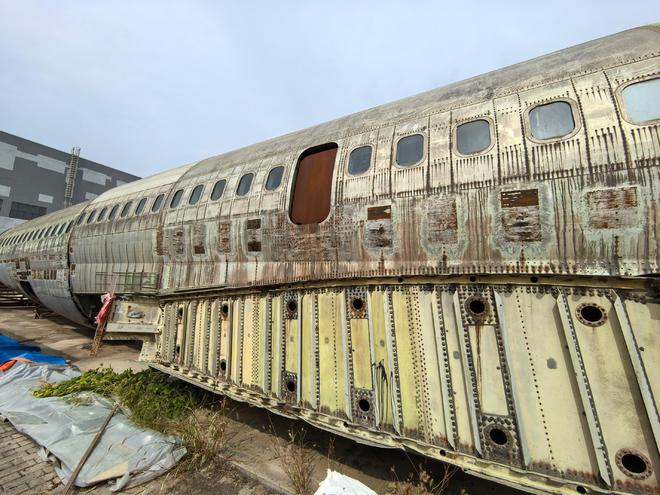 目前仍停放于西工大校园内的“运10”飞机舱段受访者供图