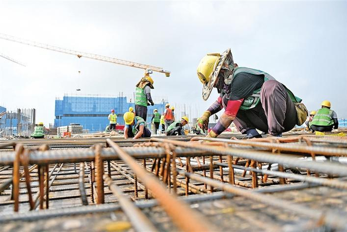     随着城市建设的快速发展，工业活动、商业活动、建筑施工活动频繁，导致噪声源增多。图为工人在施工作业。新华社