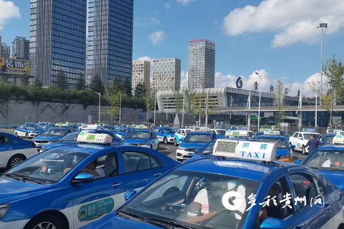 出租车在贵阳北站出租车蓄车池有序排队候客