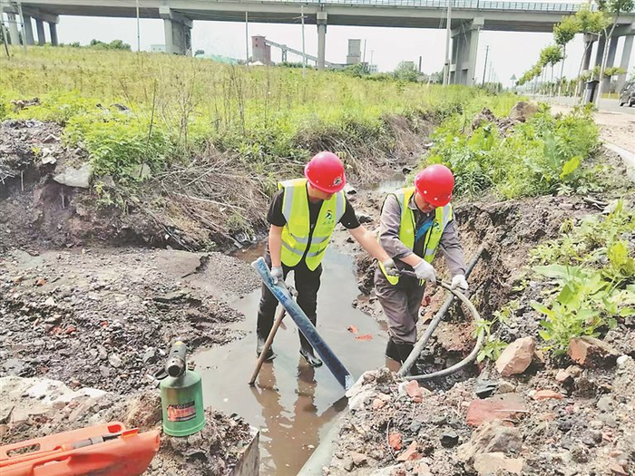 抢修路灯线路。