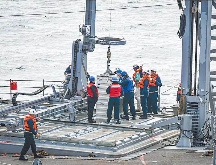 美海军日前进行垂发系统海上装填演示的画面。（来源：美国海军）