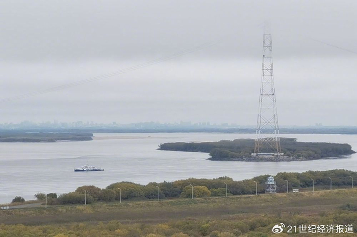 （从黑瞎子岛向对岸眺望，哈巴罗夫斯克的高楼笼罩在一层薄雾之中，丁莉/摄）