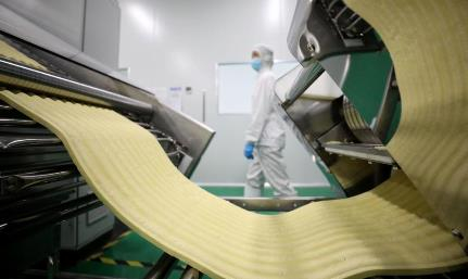 位于隆尧县东方食品城的今旭面业有限公司生产车间。 成梅摄 