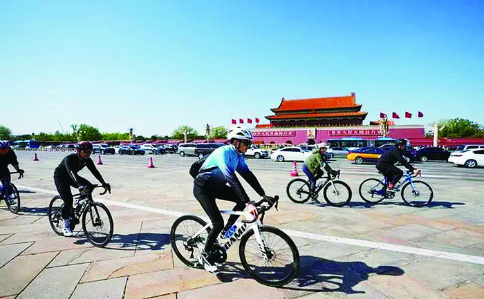     骑行爱好者在北京长安街上骑行  新华社图