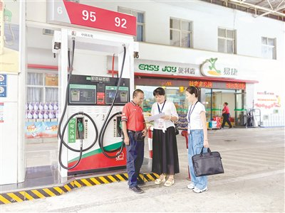 云南省红河县纪委监委干部走访某加油站，查摆违规占用下属单位车辆、转嫁加油费用等问题线索。杨紫童 摄