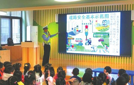 2022年“六·一”国际儿童节来临之前，成都交警开展交通安全进校园主题活动，与师生们共同打造平安上学路。 本报资料图片