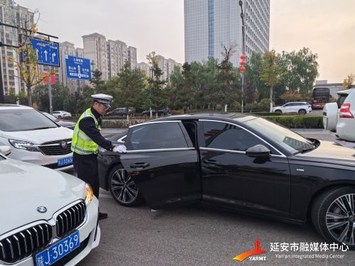 工作中的李卉强