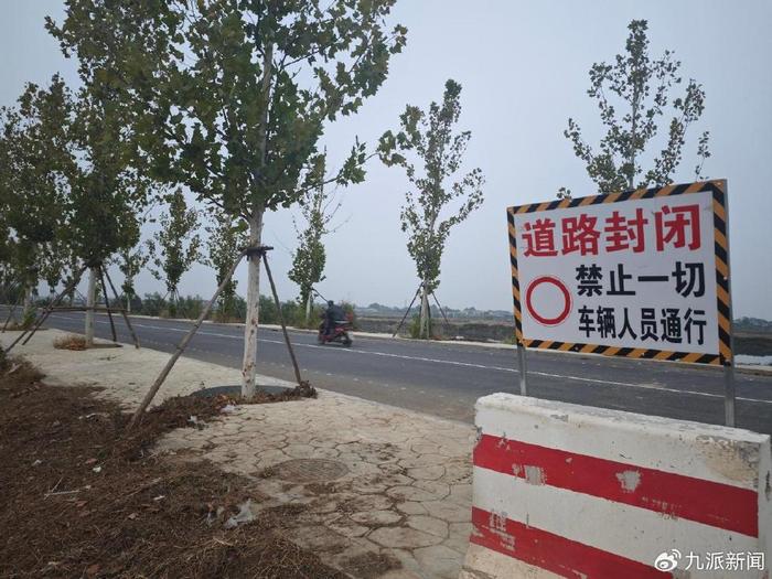 涉事道路仍有摩托车驶过。图/九派新闻 黄家樑