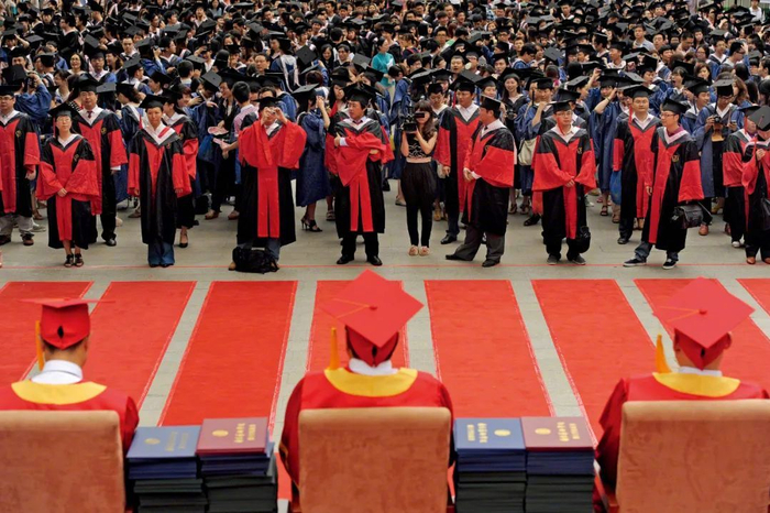 南京一所大学毕业典礼上被授予学位的毕业生。图/视觉中国