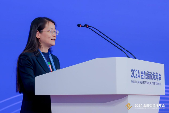 中国银行业协会党委委员、副秘书长杨江英出席活动并致发布辞