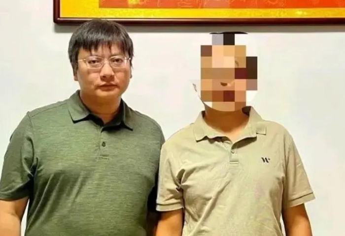 涉事司机（右）取保后与辩护律师合影 来源：律师周兆成