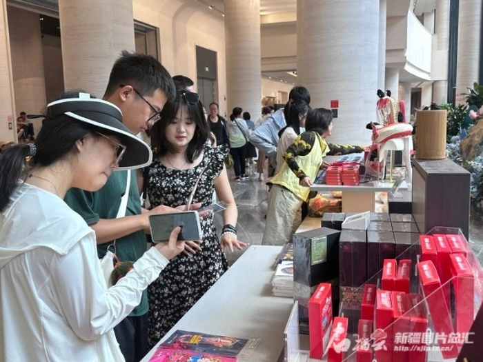 新疆博物馆文创展区吸引了许多参观者。资料图