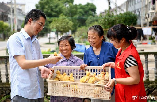 安徽省铜陵市慈善总会工作人员给脱贫户送去鸡苗、鸭苗并传授养殖技术。