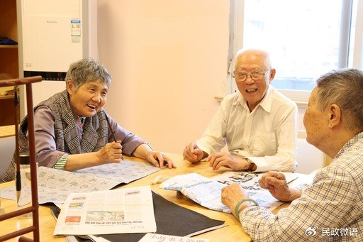 安徽省芜湖市乐青荟彩虹园颐养院内，老人们在阅览室学习交流。