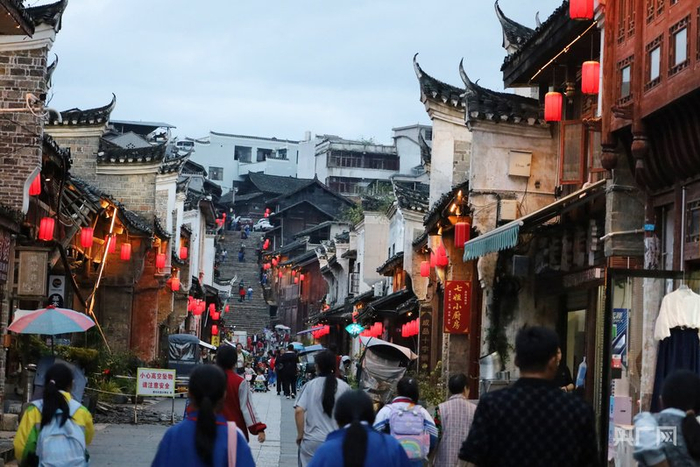 古朴典雅的黎平翘街（央广网记者  杨贇  摄）