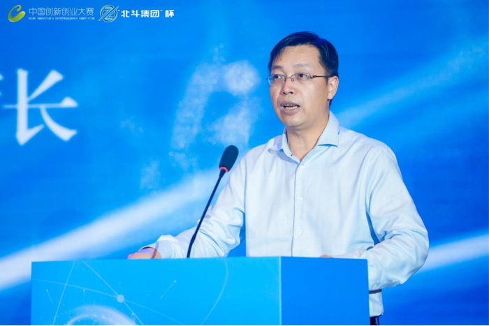 图为湖南省科技厅党组成员、副厅长周斌讲话