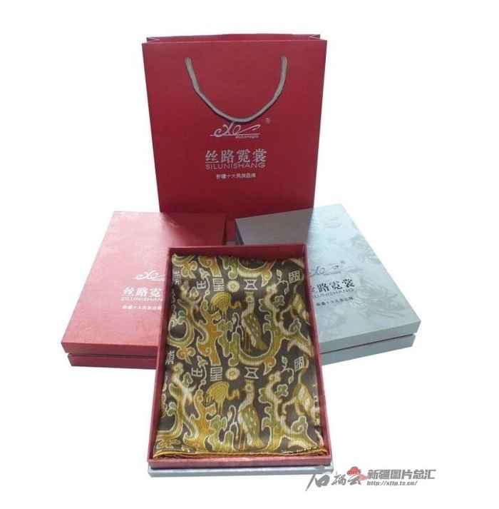 “五星出东方”丝巾。资料图