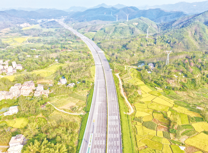     ▶项目沿线风光迷人。（中铁建投广西南玉珠高速公路有限公司供图）