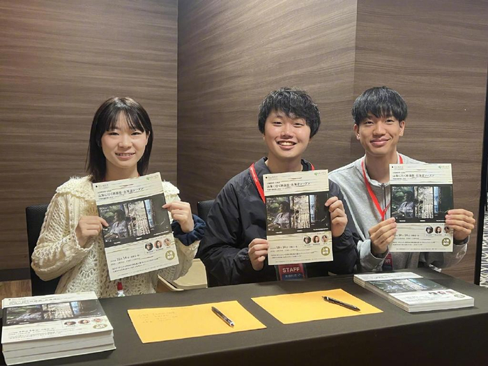 2024年山海展映季札幌站日方工作人员向观众分发观影资料 吕楠芳 摄