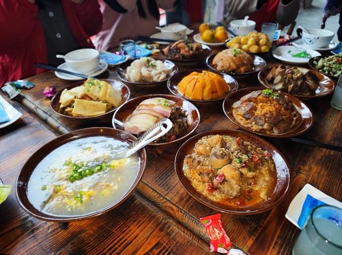 土家族特色美食“十碗八扣”（央广网记者左洋 摄）