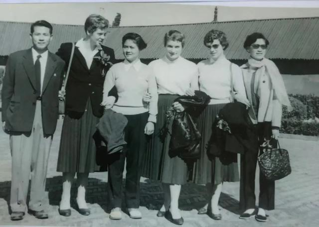 陈功成（左一）为外国访问团担任翻译