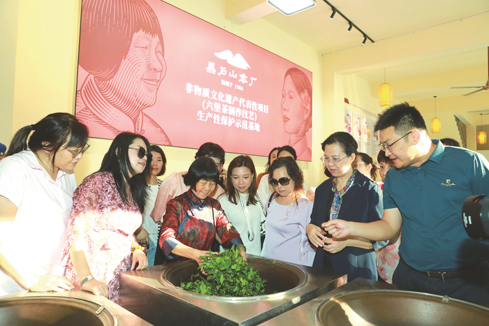     澳门代表团成员体验六堡茶制作。    本报通讯员 李京朗 摄