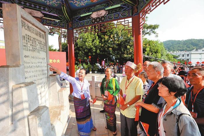 普洱民族团结誓词碑盟誓代表后代参观民族团结誓词碑。