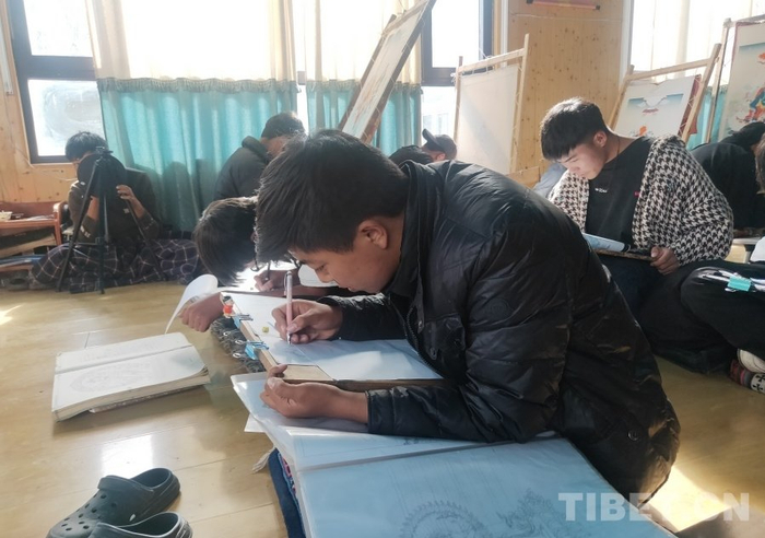 图为更嘎东周在练习唐卡白描摄影：周晴晴