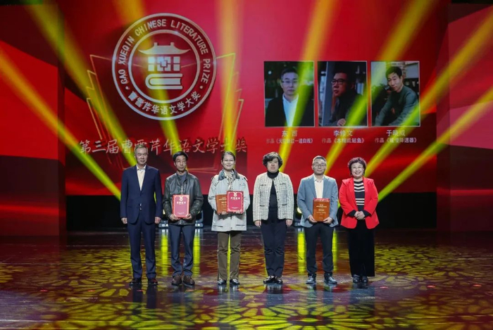 东西（右二）在颁奖典礼现场