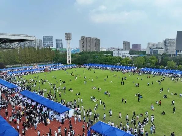 上海市2025届高校毕业生秋季校园招聘会 图源/上海市人民政府官网