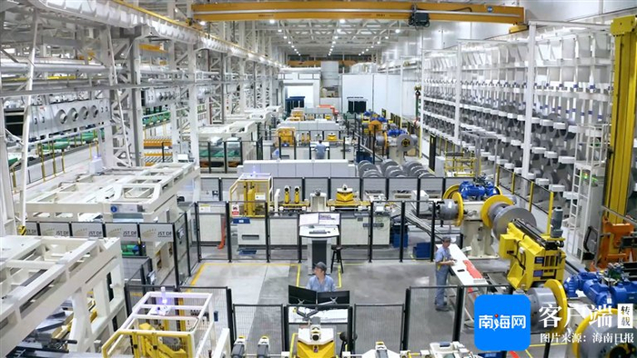 金盘科技海口数字化工厂铁芯车间全自动横剪叠码线。海南日报全媒体记者 张茂 通讯员 符传松 摄