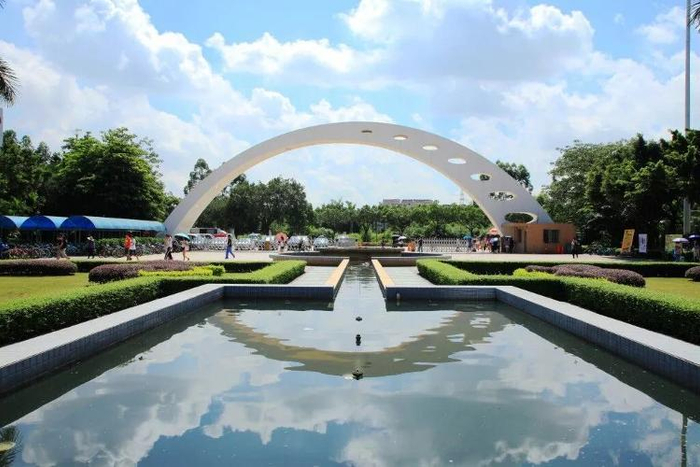 广东白云学院校大门内景。图源：广东白云学院官网