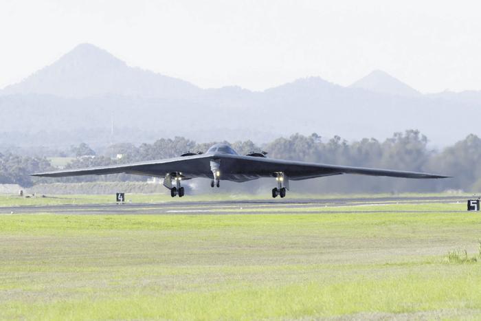 B-2隐形轰炸机